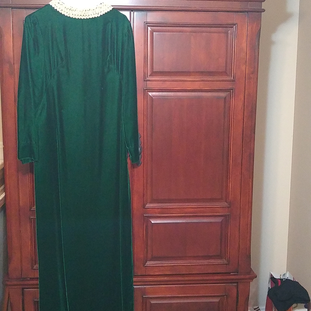 Emerald green long velvet dress, gown. Vintage, handmade Collar With Bling Lace - Picture 2 of 15